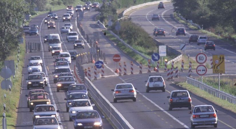 Újra áll az M7-es: minden hétvégén dugó és baleset a Balaton felé – meddig tart még ez így?