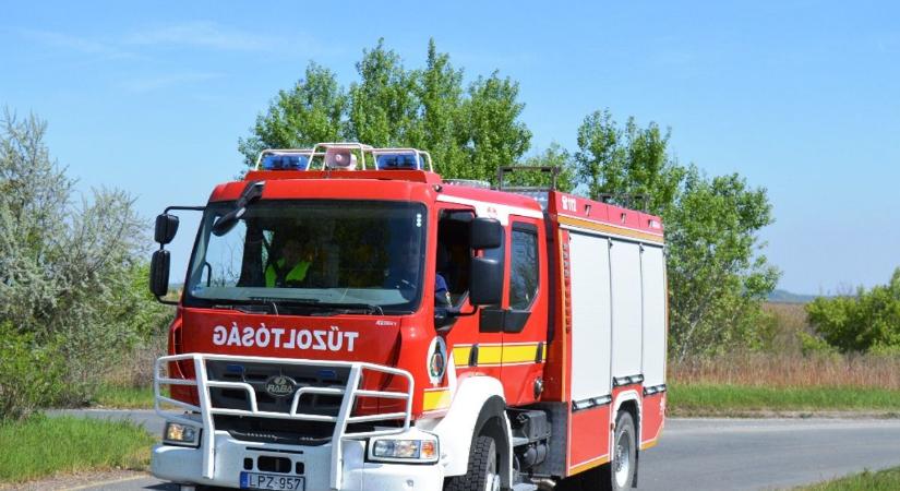 Bakonyjákóra riasztották a tűzoltókat egy lángoló műhelyhez