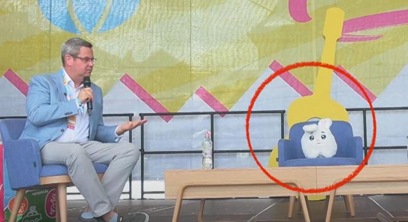 Plüssnyuszi foglalta el Kulja András helyét Takács Péterrel szemben az MCC Feszt színpadán