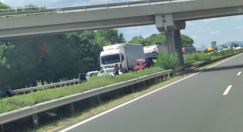 Tömegbaleset az M3-as autópályát: kamion ütközött több személyautóval