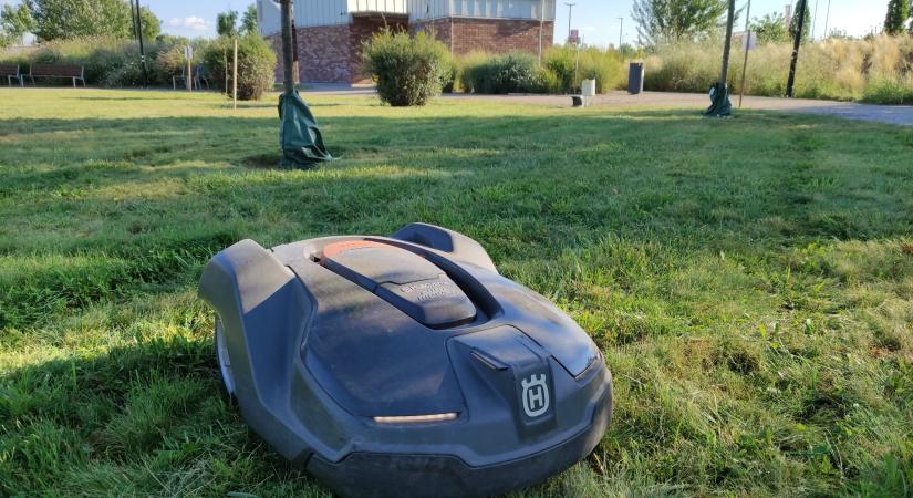 Robotfűnyíró dolgozott a Hódtói Szabadidőparkban