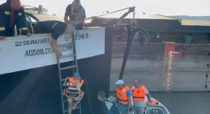 Mentés a Dunán: gyerekekkel a fedélzetén szorult be egy kishajó – videó