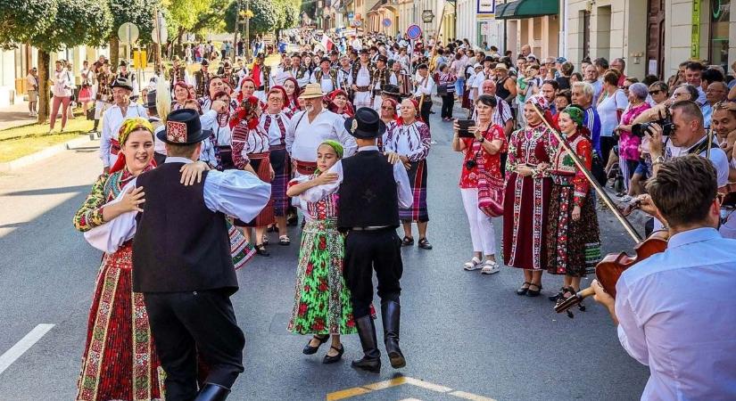 Programok: Színes hétvége Tolna vármegyében – mozi, folklór és családi élmények