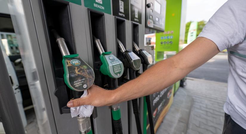 Napokig mocorogtak az üzemanyagárak, most ugrottak egyet