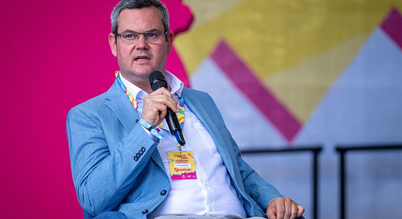 Takács Péter plüssnyúllal érkezett az MCC Fesztre, elmaradt a vita