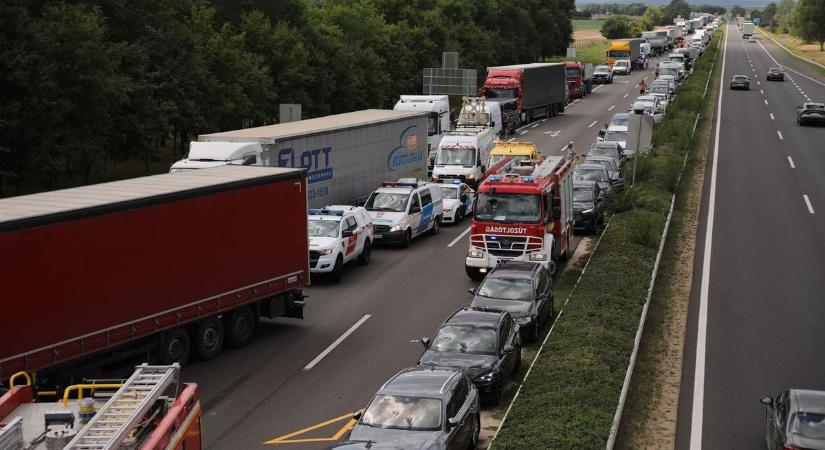 Mentőhelikopter is érkezett az M3-ason történt tömegbalesethez
