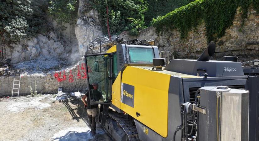 Megkezdődött az alagútfúrás: 36 méter magas liftet épít a veszprémi várhegybe az érsekség