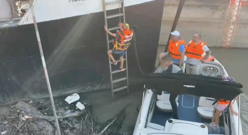Öt ember kellett kimenteni a Dunán, miután egy hajó keresztbe fordulva beszorult két uszály közé