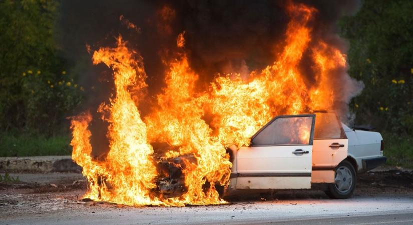 Kigyulladt egy dízelautó Szabolcsban, vonultak a tűzoltók