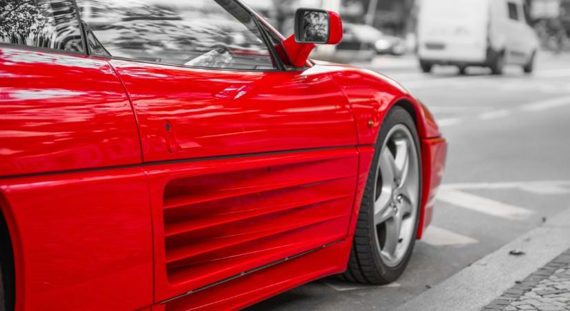 Rendőri kísérettel uralta le a várost a tűzpiros Ferrari-konvoj, ezúttal nem Jákob Zoli szállt ki a luxusautóból