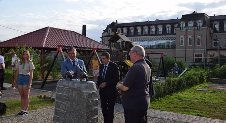 Beregszász eredetmondáját idézi Matl Péter felavatott szobra