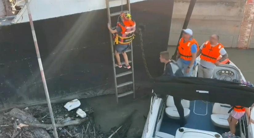 Uszályok közé szorult hajóról kellett menteni az embereket a Dunán
