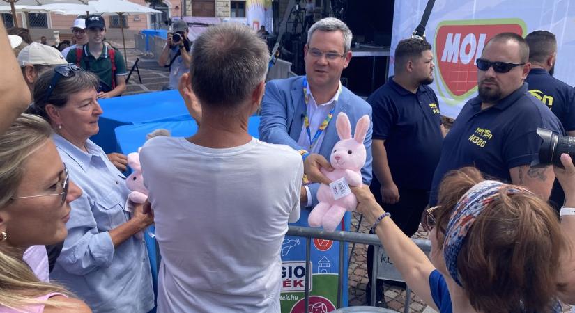 Kulja András helyett egy plüssnyúllal ült ki a pódiumra Takács Péter államtitkár az MCC Feszten