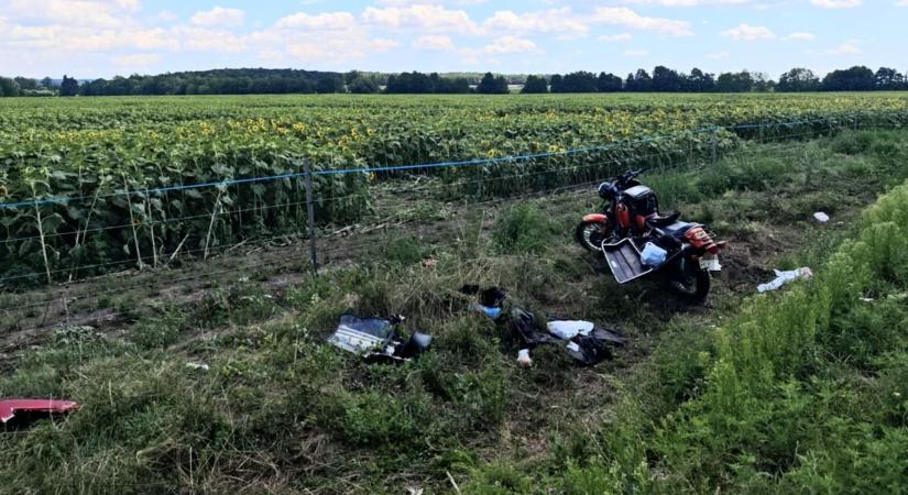 Most egy motoros landolt a noszlopi napraforgótáblánál (helyszíni fotó)