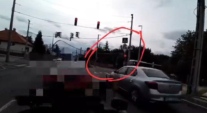 Áthajtott a piroson Veszprémben, motoros rendőr állította meg (videó)