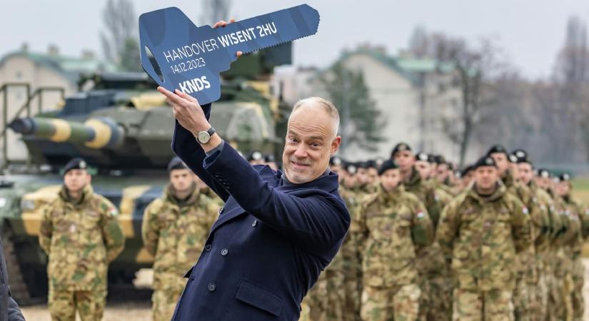 Pert nyert Hadházy: el kell árulnia a kormánynak, mi a helyzet a Szerbiának átadott páncélosokkal