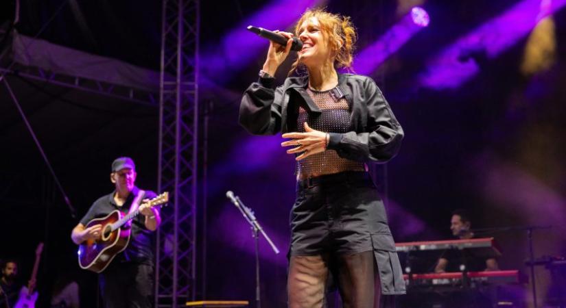 Magyarul beszélt és Édith Piafot is megidézte Zaz Paloznakon