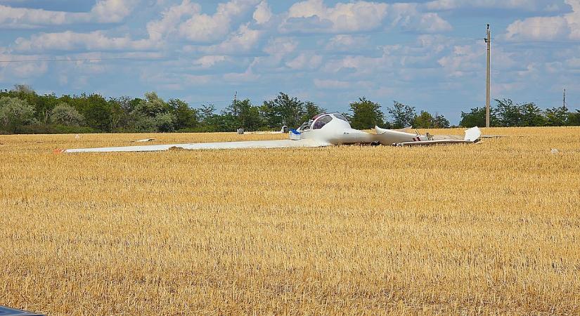 Lezuhant egy repülő Magyarországon, miután vezetéknek ütközött - Mentőhelikopter a helyszínen