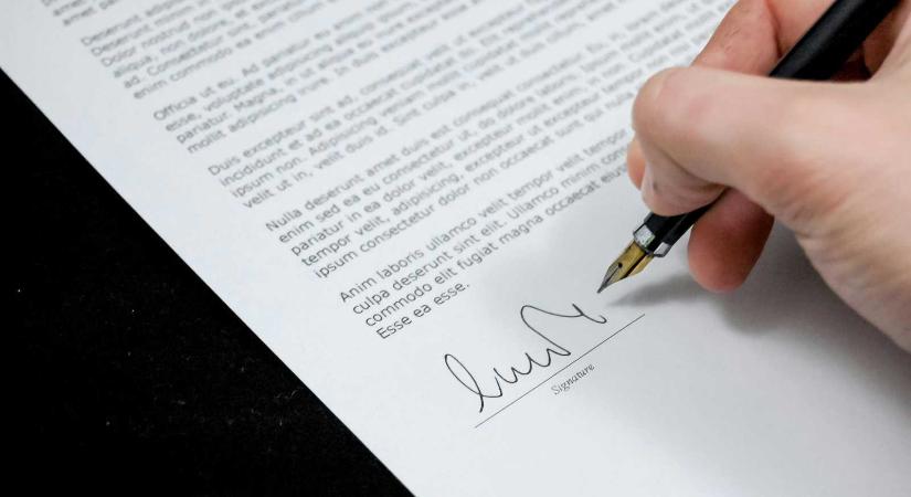 Tucatjával írta alá az államfő a bírók és ügyészek nyugdíjazási kérelmét