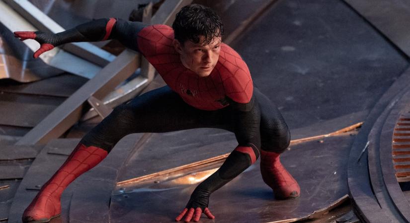 Megérkezett az első, igen rövid kedvcsináló az új Pókember-filmhez, amelyen Tom Holland pókruháját vehetjük szemügyre közelről