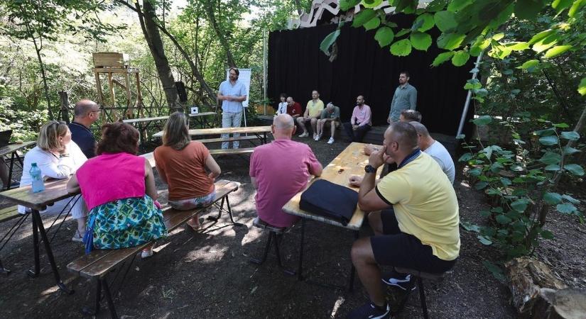 Kitiltották a Magyar Nemzet munkatársait a tiszások erdélyi táborából