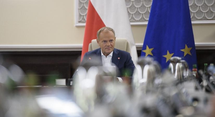 Der Spiegel-vélemény: A lengyel politika élén egy messiás harcol egy huligánnal