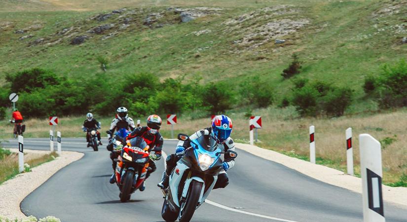 A motoros kézjelek titkos nyelve – Tudod, melyik mit jelent?