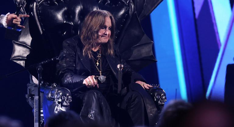 Rendhagyó módon tisztelgett a brit királyi család Ozzy Osbourne előtt
