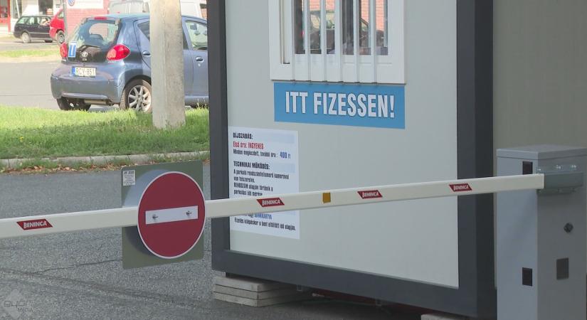 A Tesco lezárja két üzleténél a parkolókat, dühösek a környéken élők