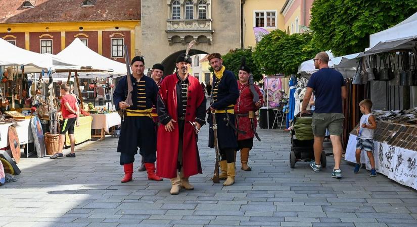 Irgalmatlanul nagyot szóltak a puskalövések Kőszegen - fotók