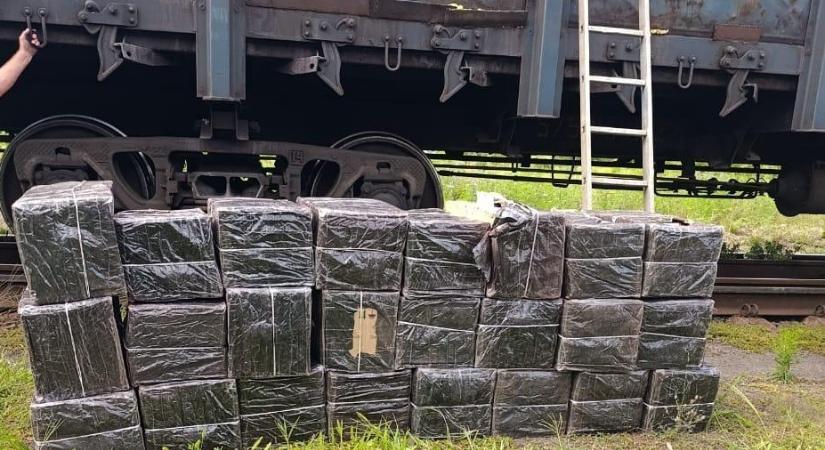 Kárpátalján 12 ezer doboz cigarettát találtak egy Magyarországra tartó tehervonaton