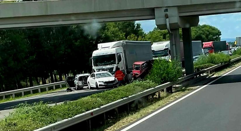Tömegbaleset az M3-ason: 12-en megsérültek, egy 4 és egy 9 éves gyermeket is kórházba vittek