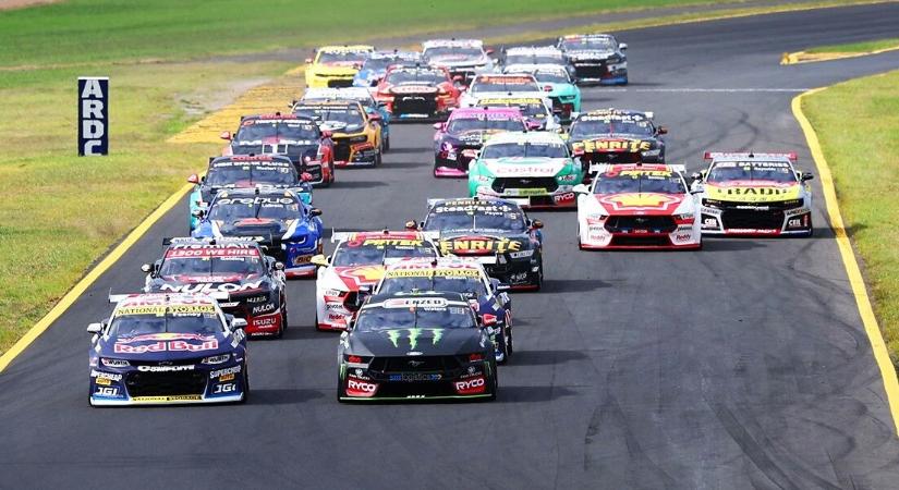 Ausztrál sajtó: Megvan, hogy melyik NASCAR Cup-pilóta ugorhat be Larson helyett a Supercars adelaide-i futamán