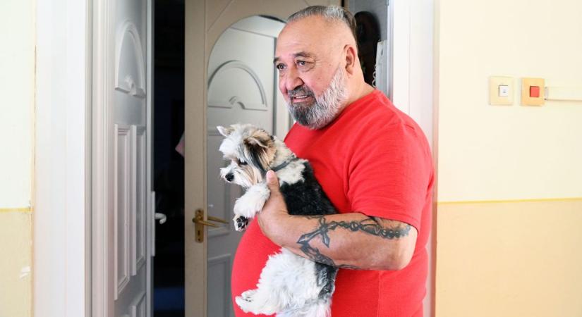 Egy tükörben látták meg a kék pulóveres idegen kezét, azóta egymást figyelmeztetik a helyiek – videóval