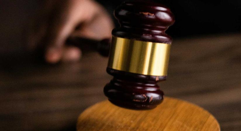 Üzent a legfelsőbb bíróság nyugdíjba vonult elnöke