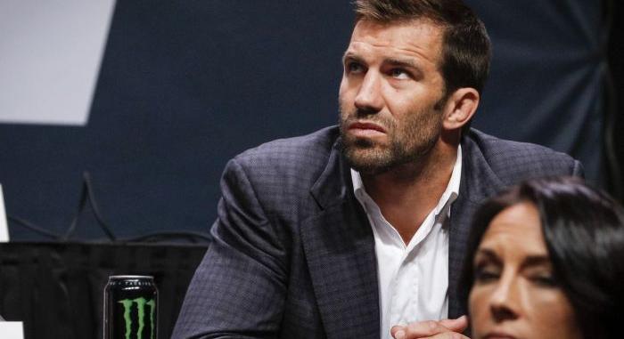 Luke Rockhold kifakadt a pusztakezes bokszra, idiótának nevezte a sportot