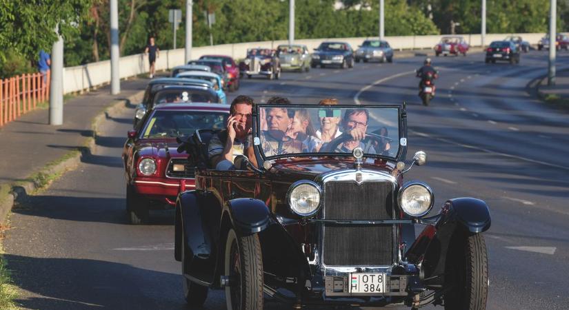 Lada, Wartburg, Kacsa – veterán járművek tömege hömpölygött át Szegeden – galériával, videóval