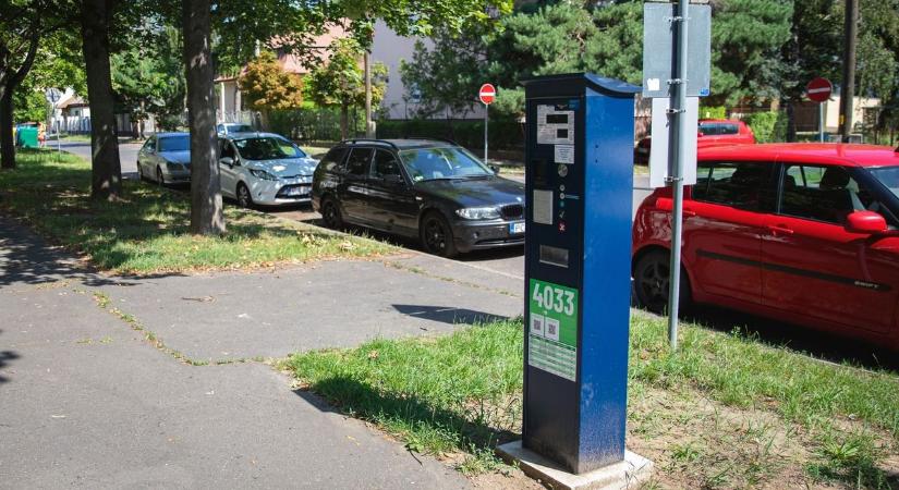 Életbe lépett az új debreceni parkolási rendszer, így látják a lakosok
