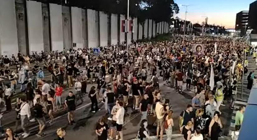 Útkereszteződést zártak le a megemlékezők a fővárosban