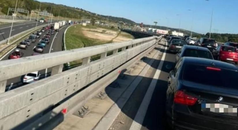 Húsz kilométeres sor az autópályán