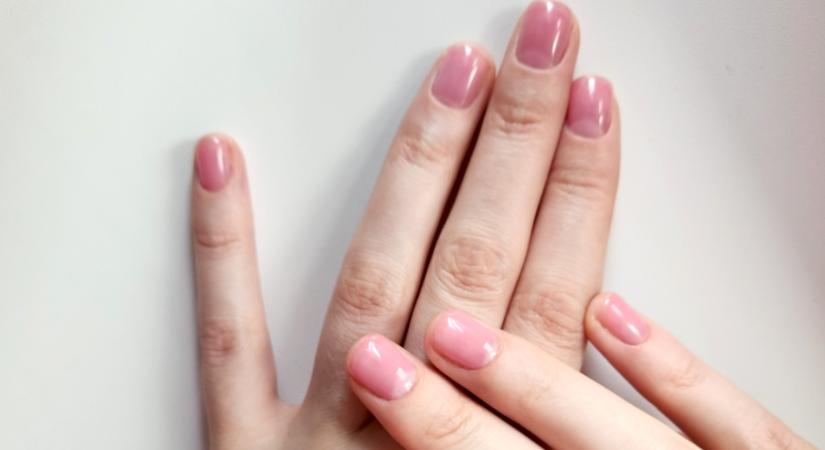 Íme a Rose Water körömtrend, ami csendben uralja 2025 nyarát