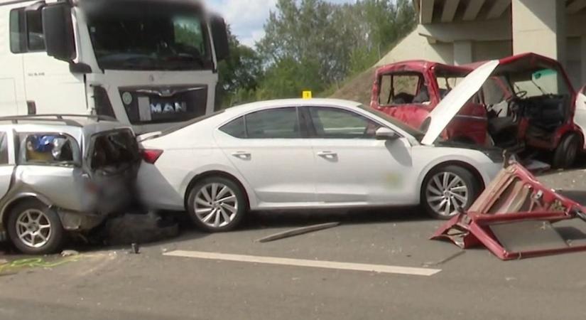 Kiderült, miért történhetett tömegbaleset az M3-ason  videó