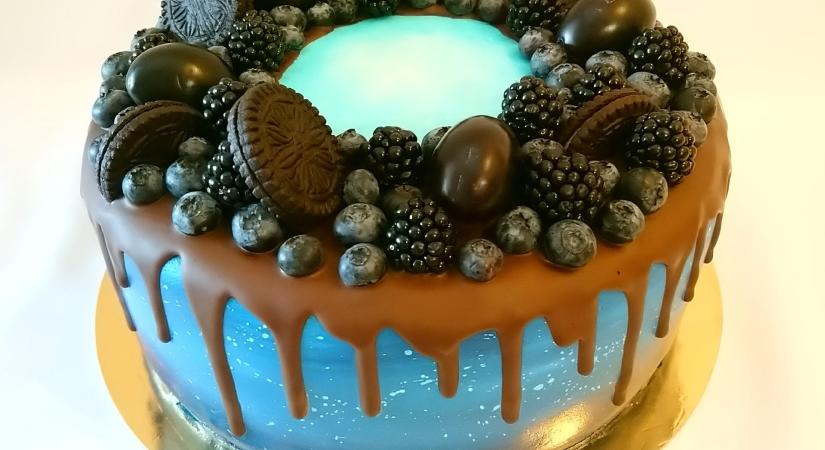 Fűszeres-szilvás, tejszínes mascarponéval töltött torta