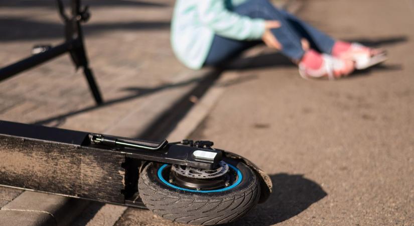 Koromsötétben száguldott közúton a rolleres, a fedélzeti kamera felvétele felrobbantotta a közösségi médiát