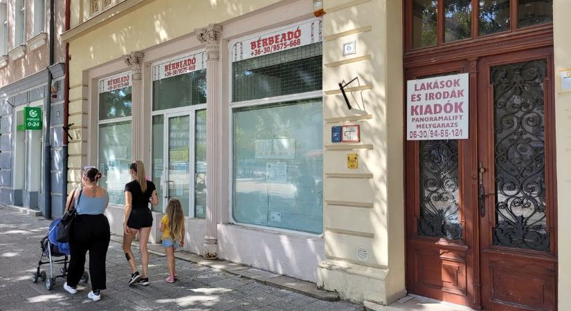 Szombathely Fő tere: lassan kirakhatjuk a bezárt táblát