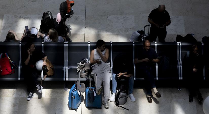Támadás alatt a Wizz Air és az Easyjet, pert indítottak ellenük a kézipoggyászdíjak miatt