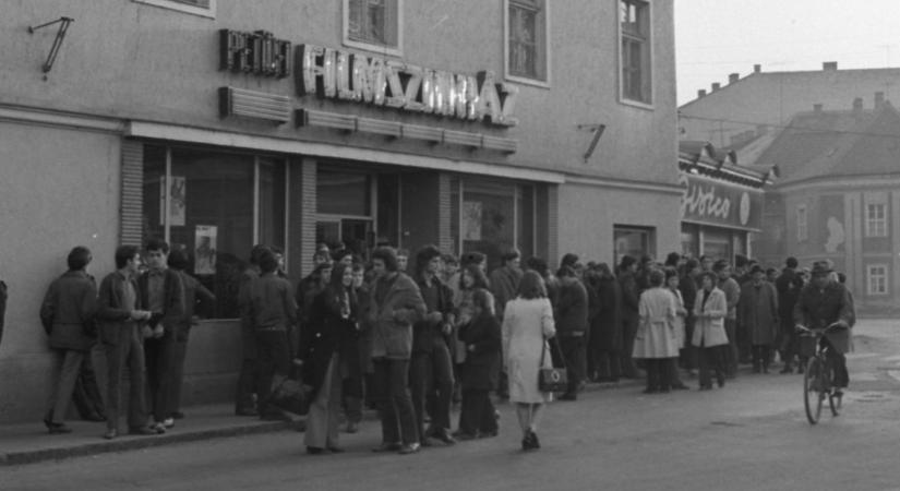 Mindenkit lerúgott a katona, száguldó buszon született szerelem: retró filmek 1995-ből