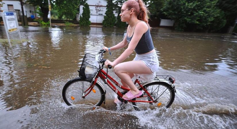 Lőttek a hétvégi strandolásnak, jelentős csapadék érkezhet!