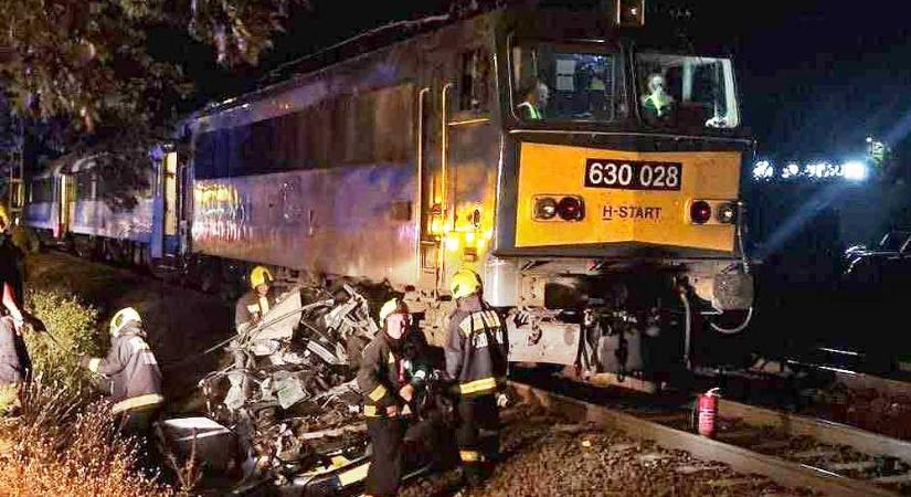 Fennakadt a síneken egy autó Vecsésnél, az InterCity teljesen maga alá gyűrte a járművet