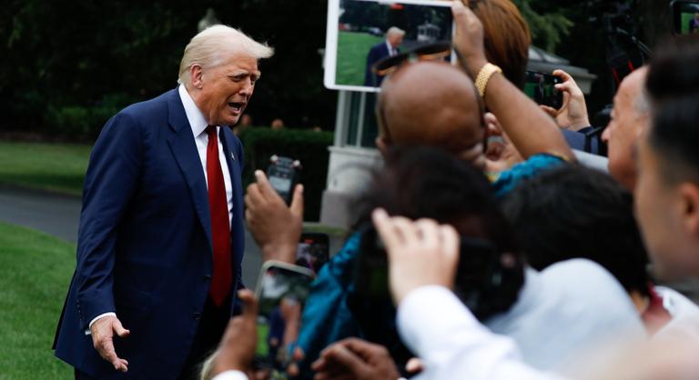 Felforgatja a gazdaságot Trump, manipuláció vádjával kirúgta Biden emberét